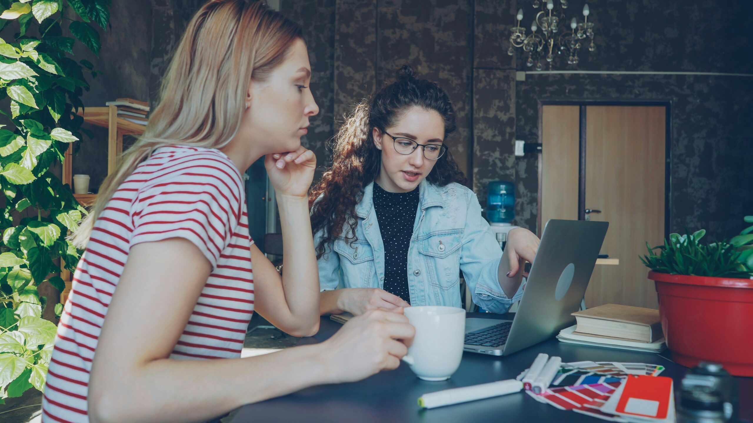 Woman helping her friend find a therapist in Denver.